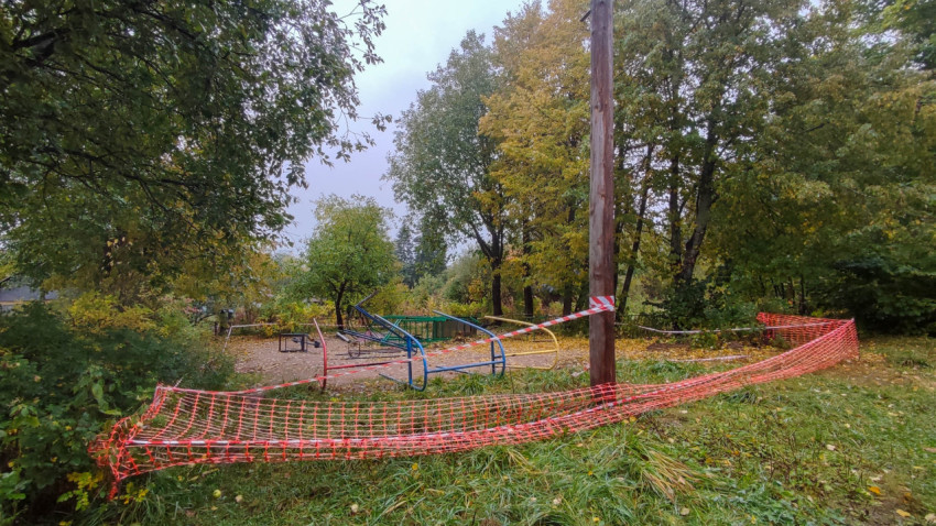 Ограждение детской площадки с демонтированным игровым оборудованием