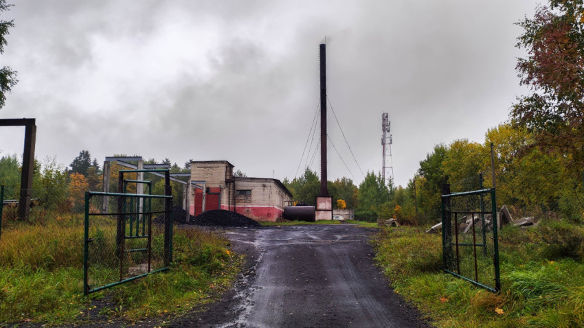Въезд на территорию промышленного объекта с осенними деревьями