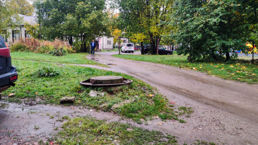 Участок в жилом дворе с люком и измерительными работами
