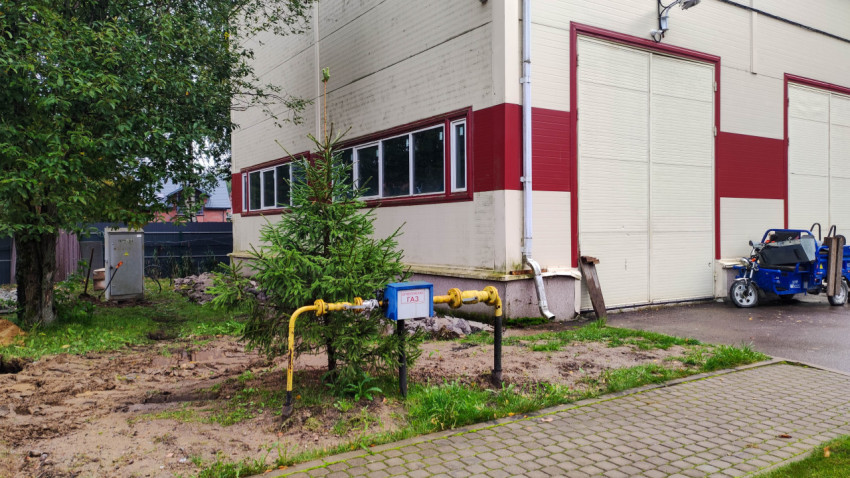 Газовая труба у здания с разобранной отмосткой