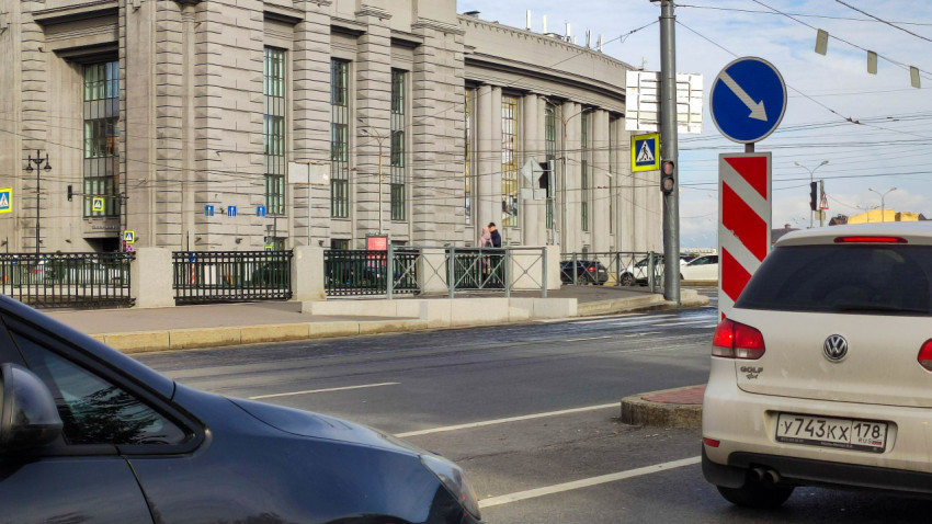 Фрунзенский универмаг в Санкт-Петербурге и городская улица с автомобилями