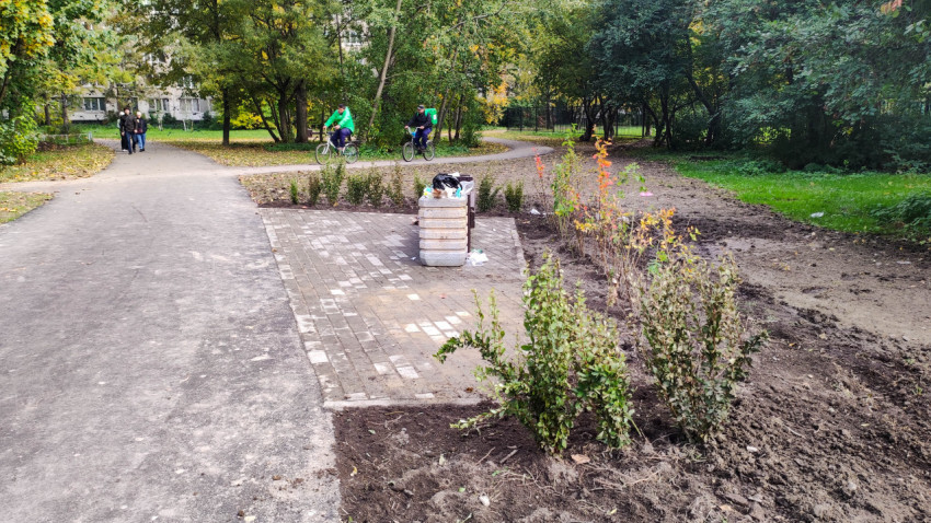 Благоустройство городской пешеходной зоны с мощёной площадкой и зелеными насаждениями
