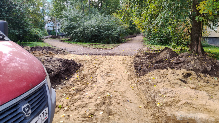Работы по укладке пешеходной дорожки во дворе жилого дома