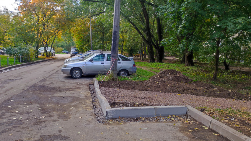 Формирование бордюров и укладка основания для пешеходной дорожки