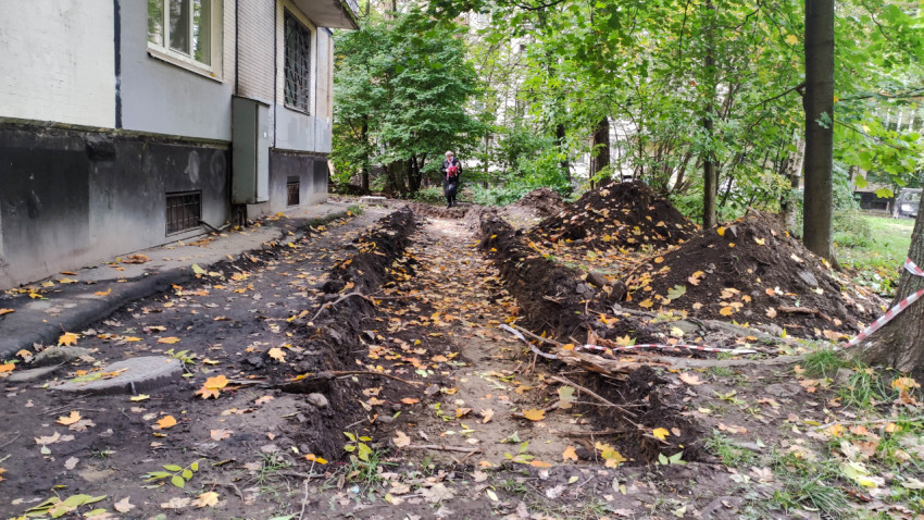 Траншея возле жилого дома в процессе благоустройства