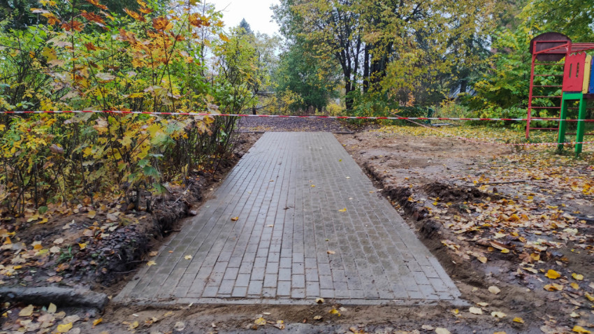 Строительство пешеходной дорожки в осеннем парке