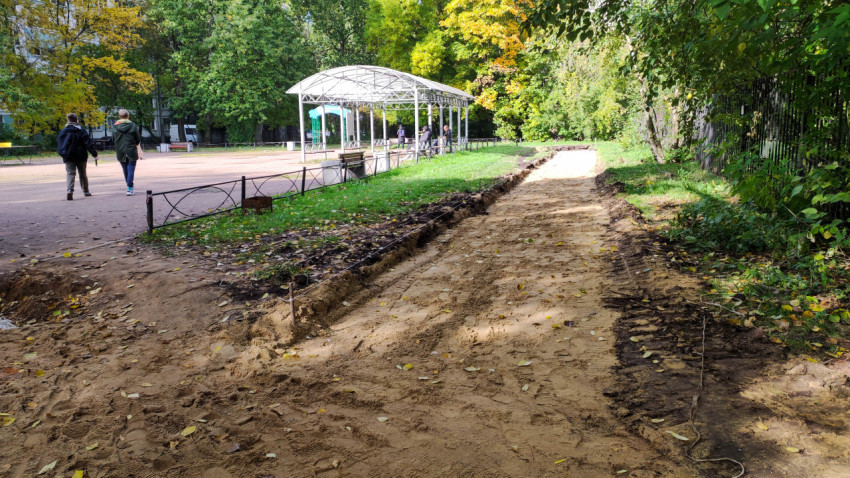 Подготовка основания для новой пешеходной дорожки в дворовой зоне