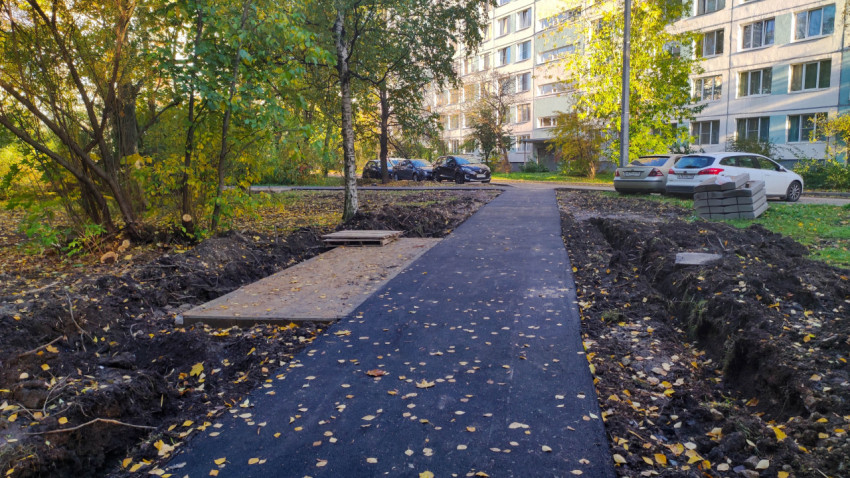 Новая асфальтированная дорожка и благоустройство двора
