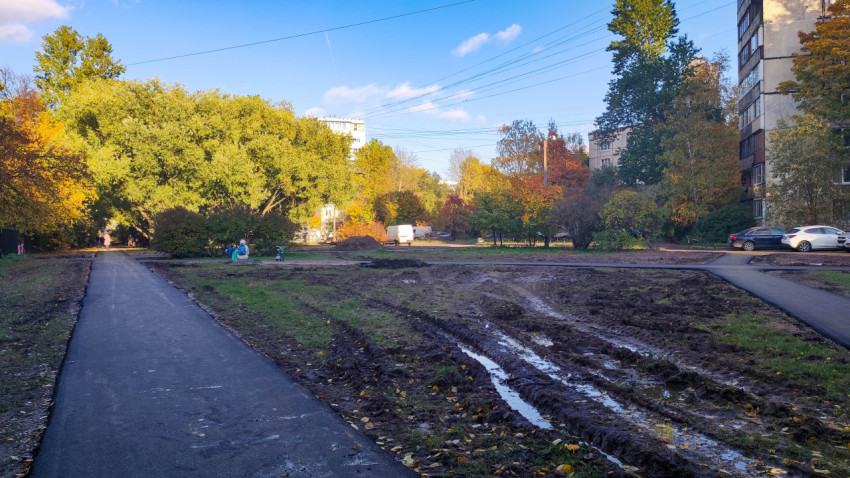 Двор после благоустройства с новой асфальтовой дорожкой