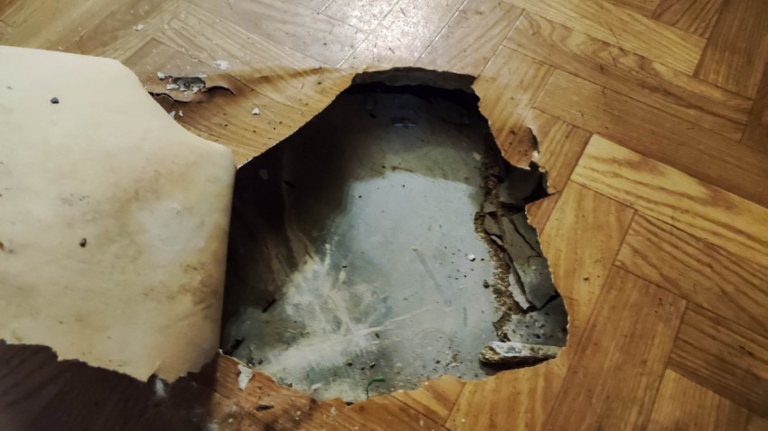 Разрыв линолеума с повреждением основания пола