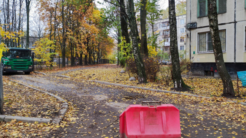Ограничение проезда во дворе с помощью пластиковой преграды