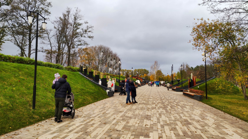 Прогулочная зона с мемориальными стендами в парке «Остров фортов» в Кронштадте