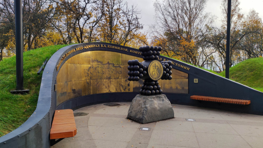 Памятный мемориал с артиллерийским крестом в парке «Остров фортов» в Кронштадте