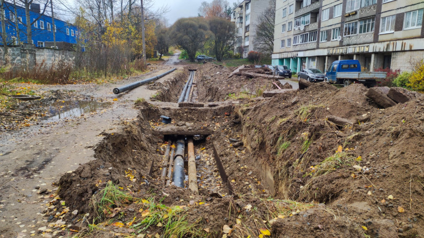 Ремонт трубопровода возле жилого дома осенью