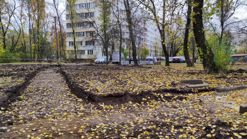 Подготовка траншеи для строительства пешеходной дорожки