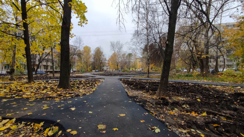 Новые асфальтированные пешеходные дорожки во дворе МКД