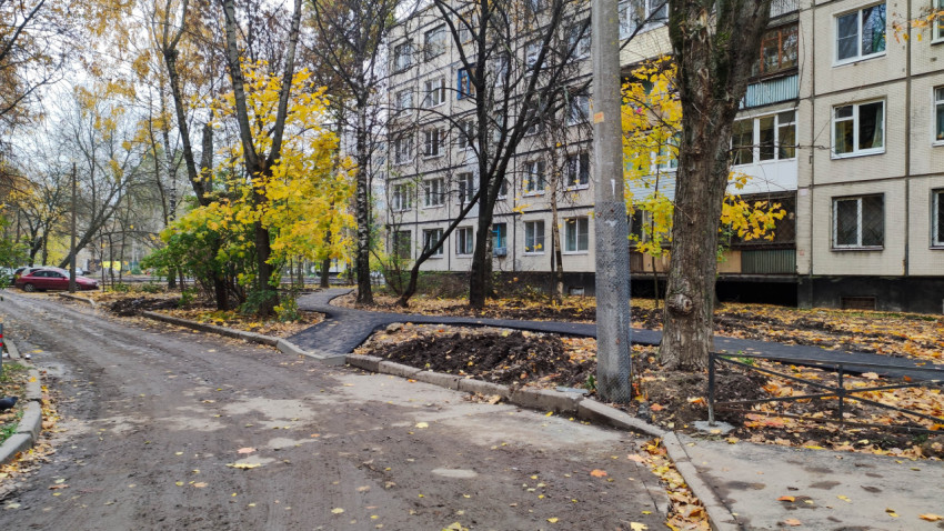 Благоустройство дворовой территории с новыми пешеходными дорожками