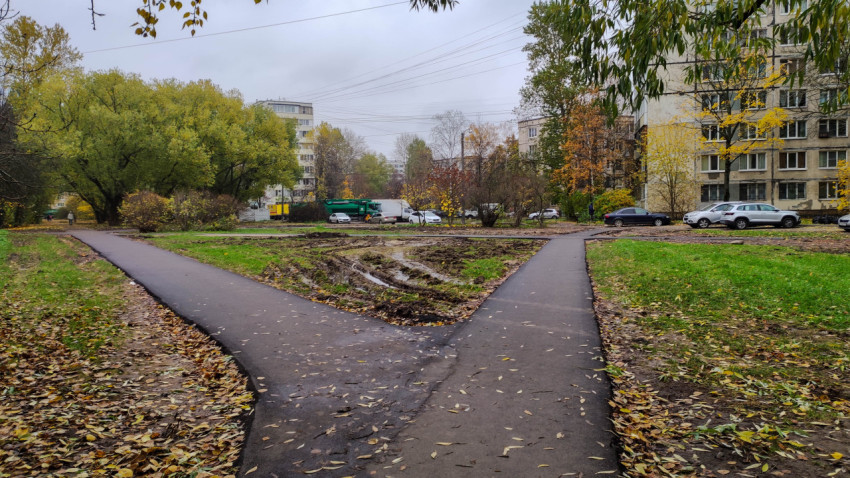 Новые асфальтовые дорожки во дворе жилого дома с разрытой землёй