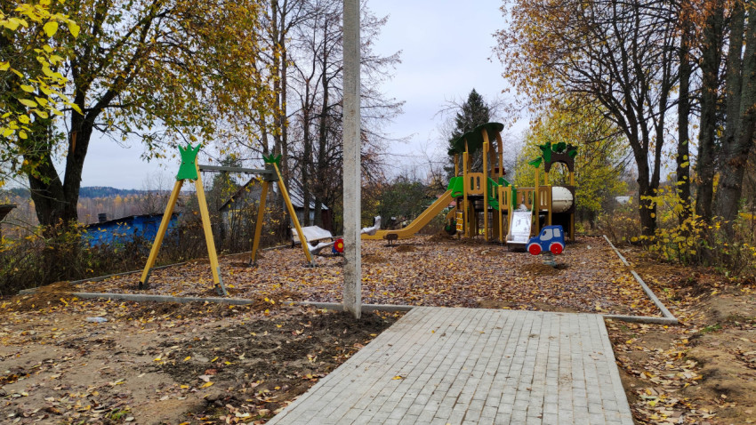 Детская площадка с новым игровым оборудованием в парке