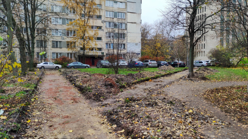 Строительство дворовых пешеходных дорожек осенью