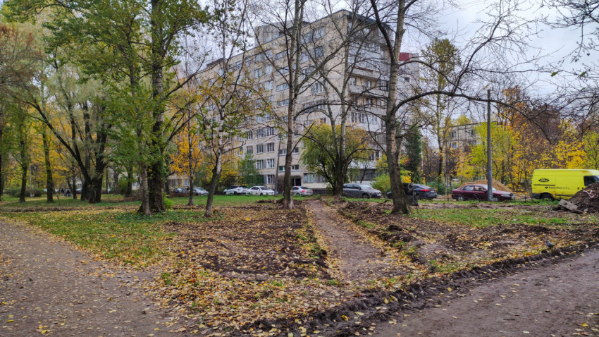 Начальный этап строительства пешеходной дорожки в сквере у дома