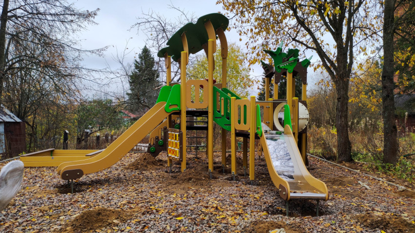Новое игровое оборудование на детской площадке в парке