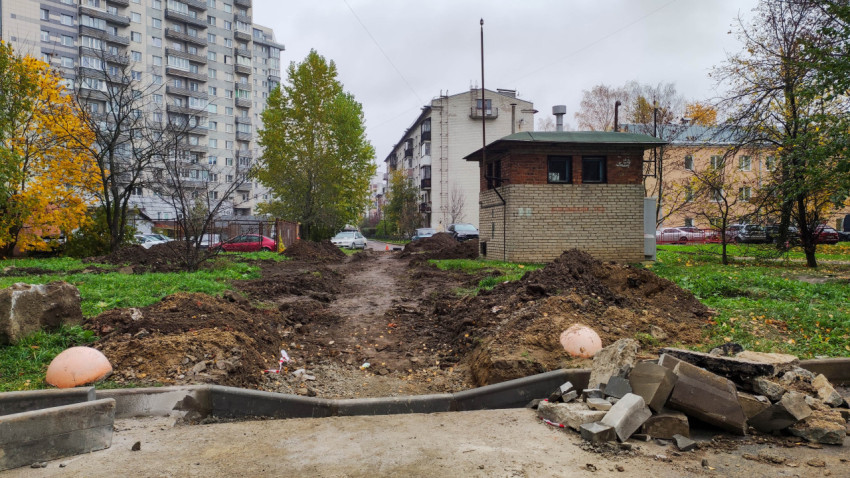 Строительство пешеходной дорожки во дворе с разобранным покрытием и земляными работами
