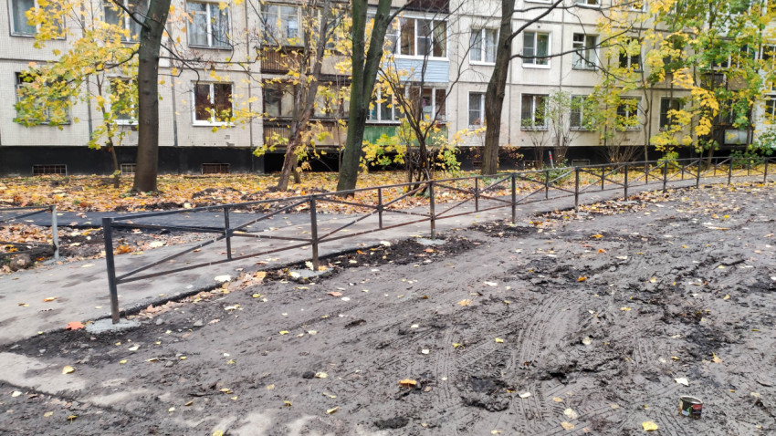 Установка металлического ограждения вдоль пешеходной дорожки