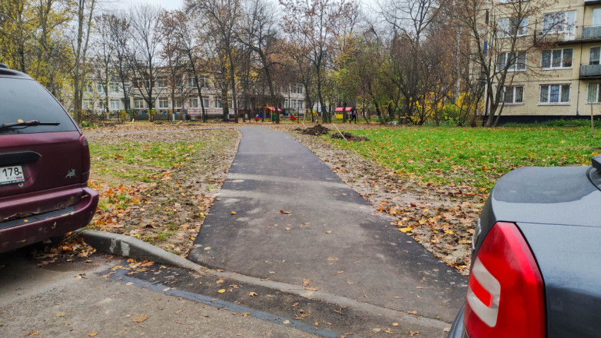 Новая асфальтовая дорожка во дворе жилого дома с выходом к детскому саду