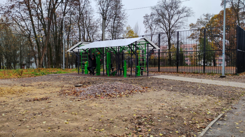 Новая уличная спортивная площадка с крытыми тренажёрами