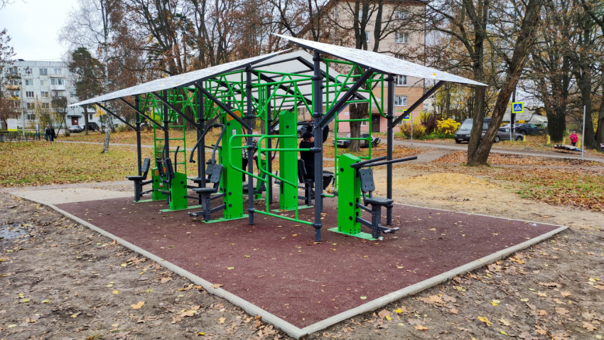 Современная уличная спортивная площадка с тренажёрами
