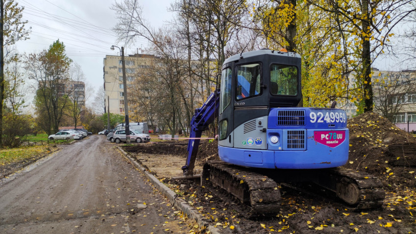 Экскаватор Komatsu PC78UU на строительной площадке при благоустройстве двора