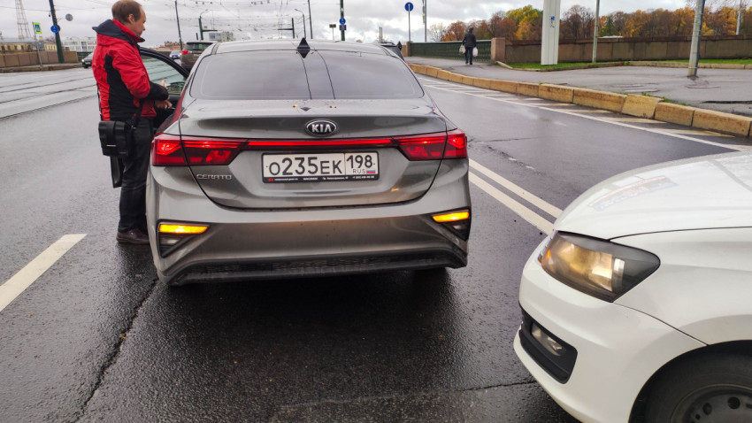 Последствия столкновения такси «Яндекс Go» с легковым автомобилем Kia Cerato на мокрой дороге