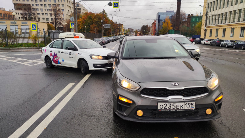 ДТП с участием такси Яндекс и Kia Cerato на городском перекрёстке в дождливую погоду