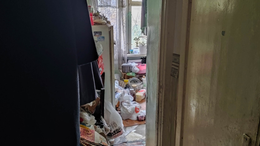 Захламленная комната в жилом доме с видом на окно