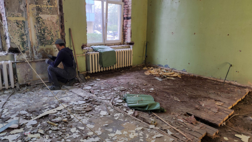 Демонтаж старых покрытий в процессе ремонта