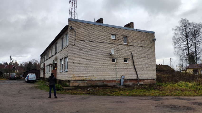 Двухэтажное жилое здание в поселке