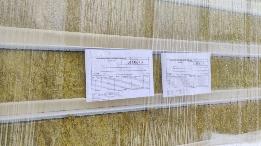 Упакованные строительные панели с маркировкой