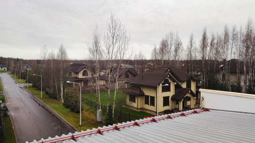 Вид на загородный поселок с крыши промышленного здания