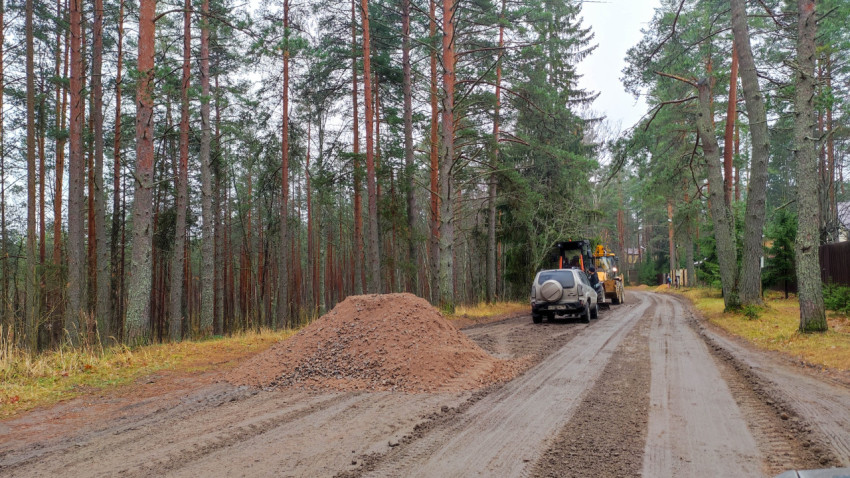 Ремонт грунтовой дороги в лесной местности с использованием щебня