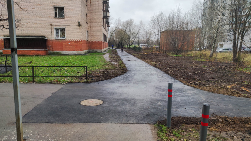 Новый асфальтированный тротуар во дворе жилого дома