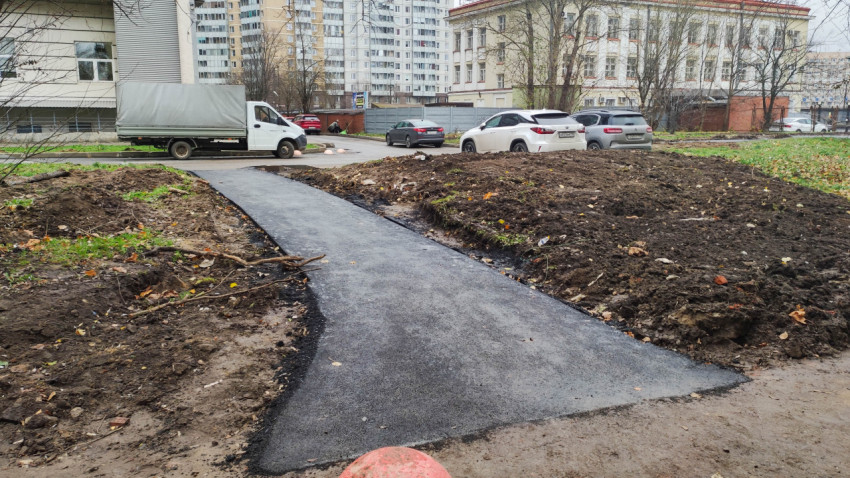 Новая асфальтированная дорожка в процессе благоустройства