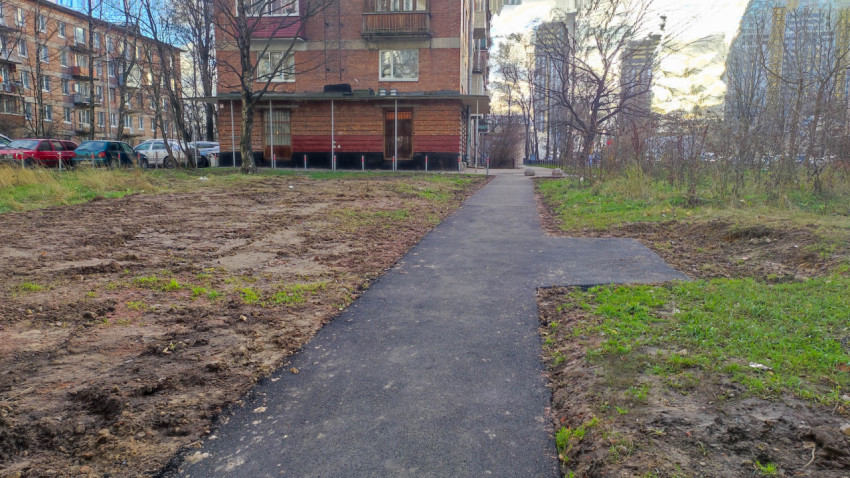 Асфальтированная пешеходная дорожка возле жилого дома