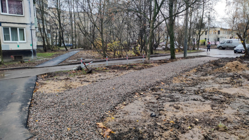 Подготовка основания под асфальтирование пешеходной дорожки во дворе
