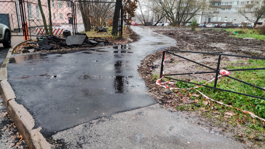 Асфальтированная дорожка во дворе после проведения ремонтных работ