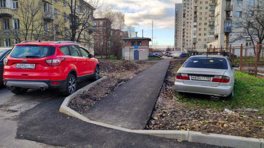 Новая асфальтированная пешеходная дорожка во дворе жилого комплекса