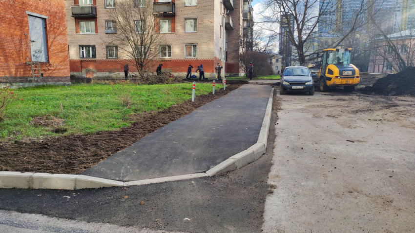 Завершение укладки асфальтовой дорожки во дворе жилого дома