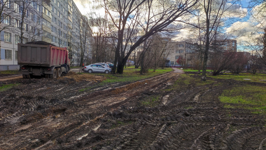 Самосвал на строительной площадке во дворе жилого дома