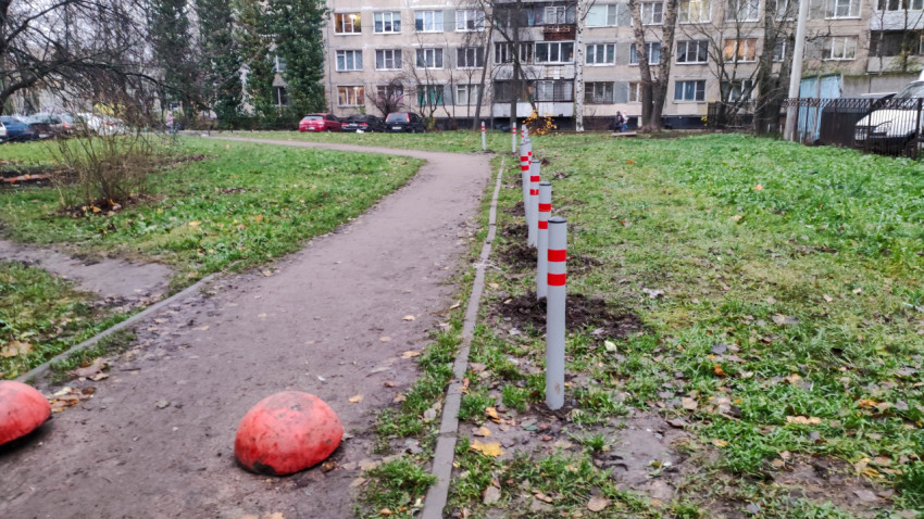 Установленные антипарковочные столбики вдоль пешеходной дорожки