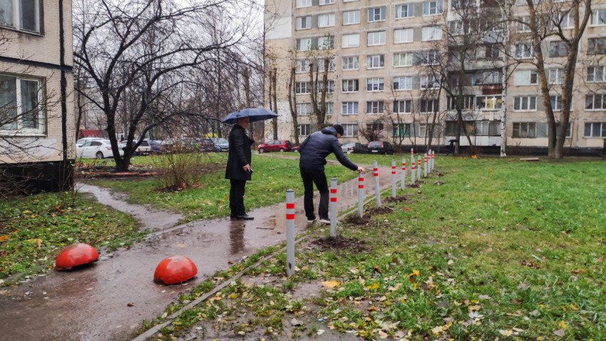 Проверка установки антипарковочных столбиков во дворе многоквартирного дома в дождливую погоду